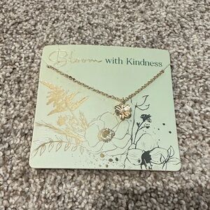 Gold Floral Pendant Necklace NWT Francesca’s